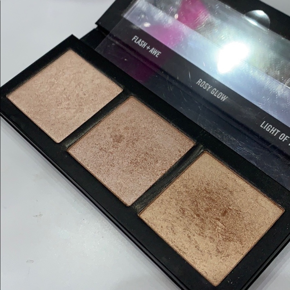 (2) MAC Hyper Real Glow Palette - Picture 7 of 9